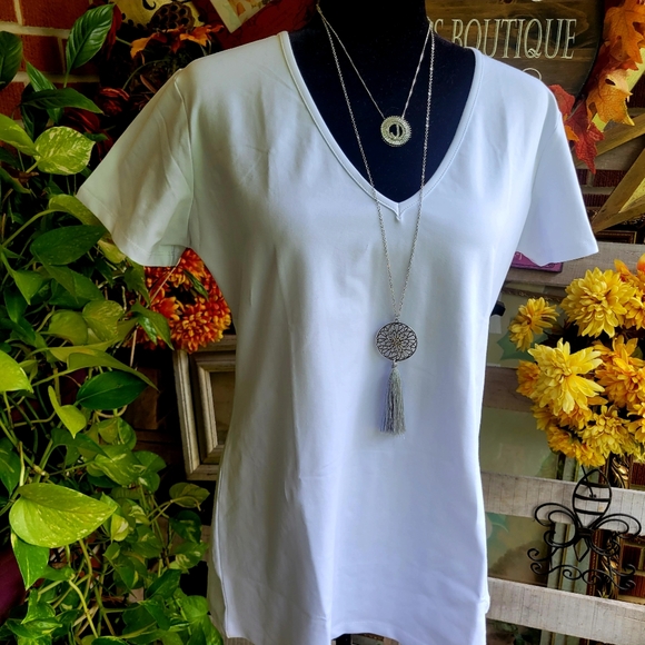 Mangdiup V-neck Top - Picture 5 of 12